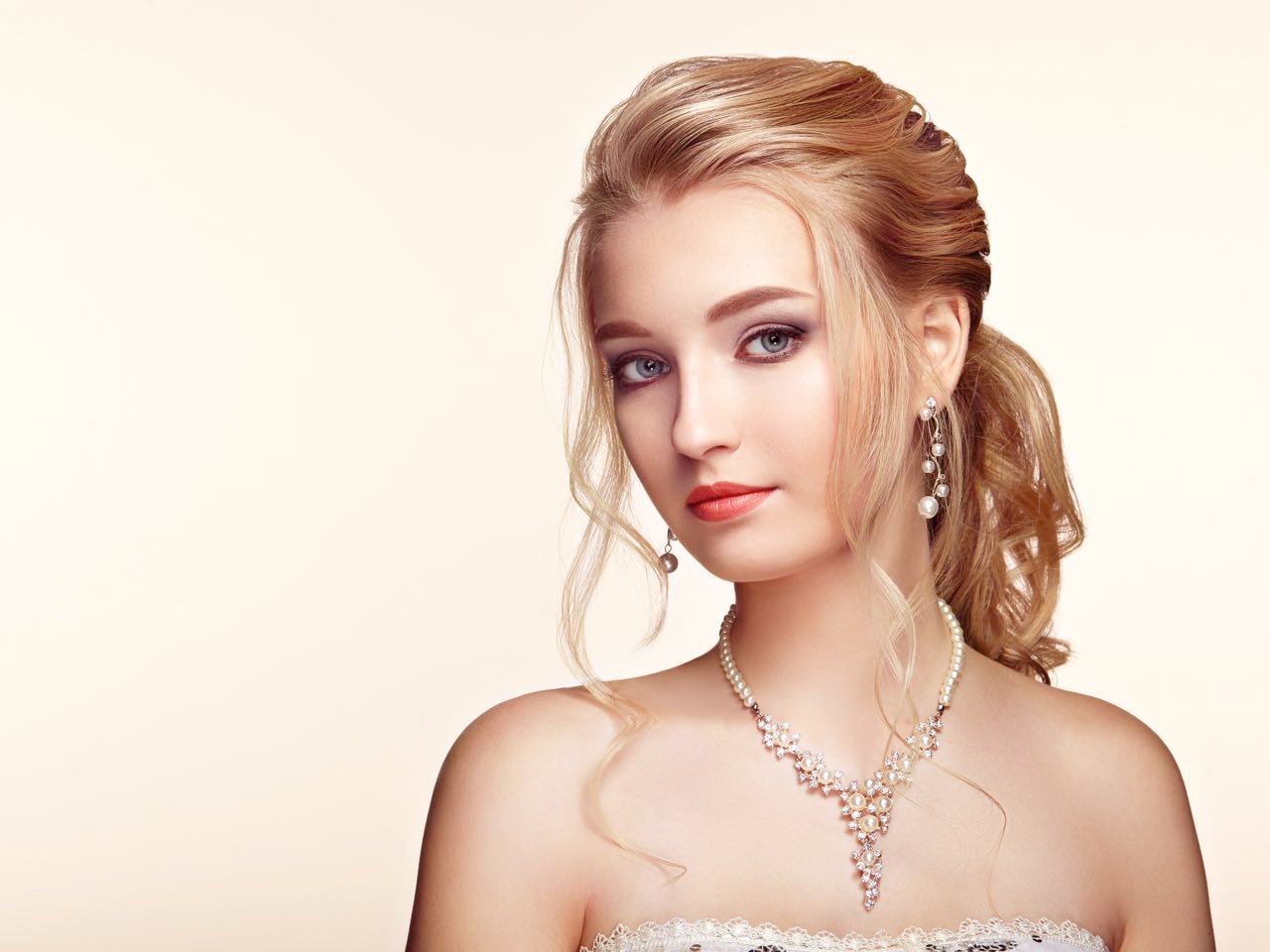 blonde-girl-with-long-and-shiny-curly-hair-PDZZ7YZ.jpg